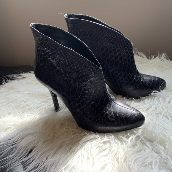 Vince Camuto Shoes - ❌SOLD❌ Vince Camuto Caden Bootie fits like sz 7 Excellent